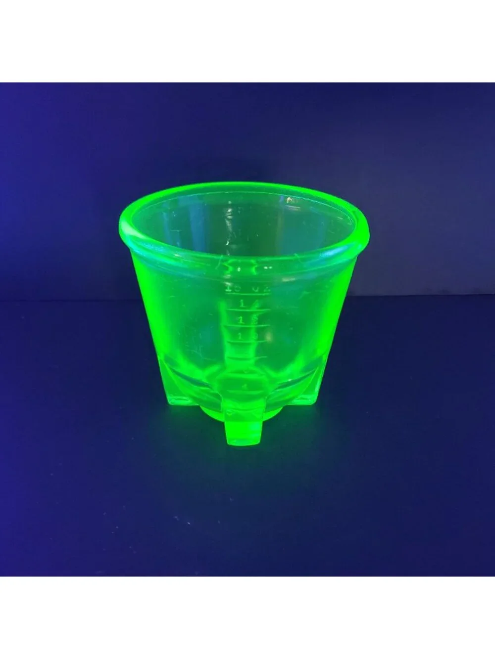 Vintage Anchor Hocking 16 Oz Green Uranium Vaseline Glass Hand Mixer Bowl Glows